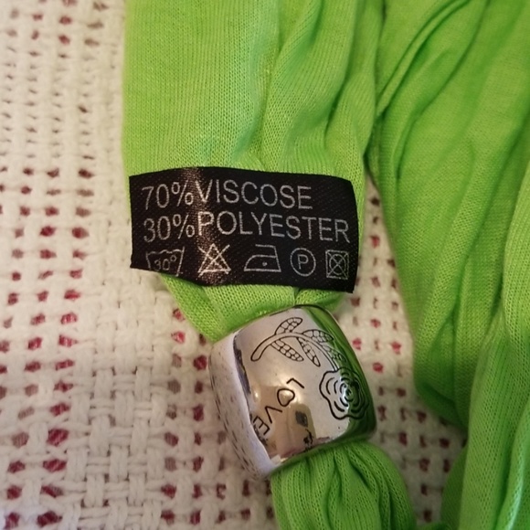 Green Jeweled Heart Pendant Scarf - Picture 6 of 7